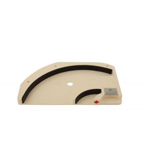 Purkki ja pullonavaaja asennettu kaapin alle